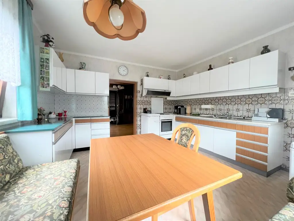 HÜBSCHES WOHNHAUS MIT NEBENGEBÄUDEN