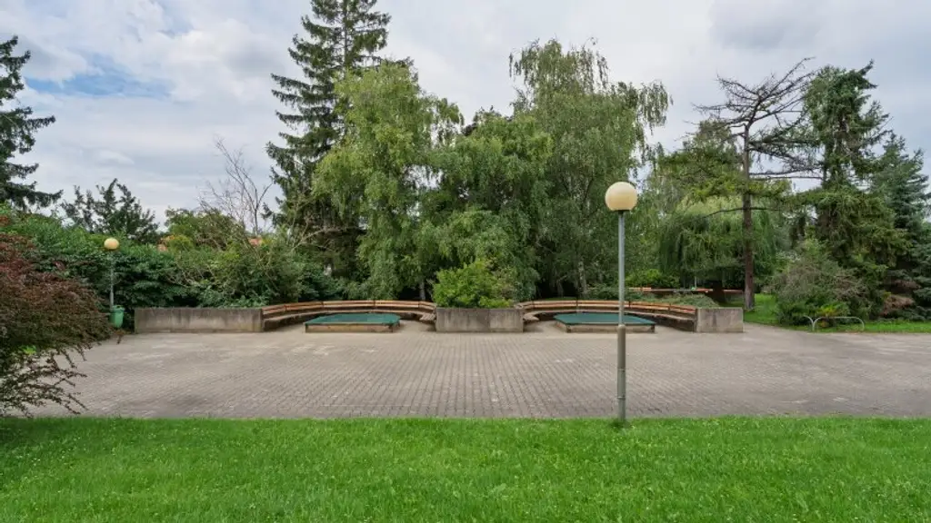 Gemütliche 2-Zimmer-Wohnung mit 2 Loggien, großer allgemeiner Garten – Ihr neues Zuhause!