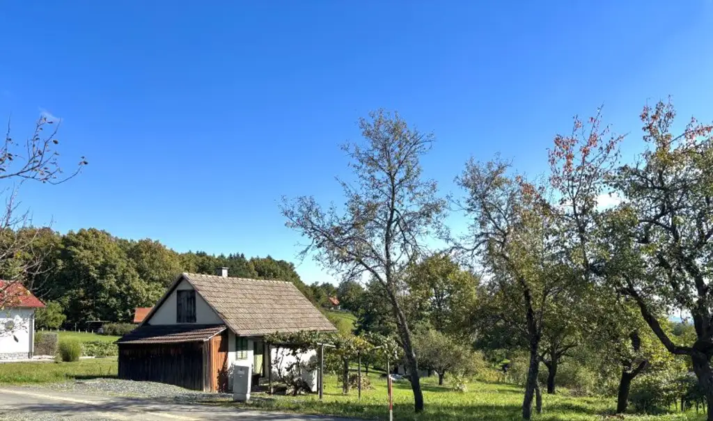 - DER SONNE ENTGEGEN - Kellerstöckl mit entzückendem Grundstück am Stremer Berg !!
