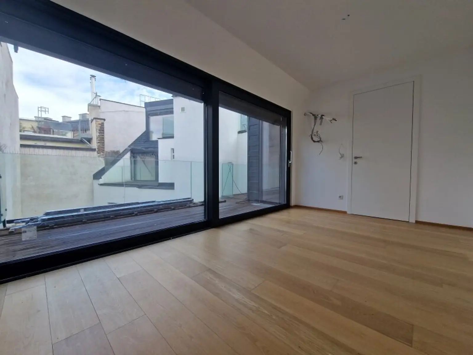 Traumhafte DG-Wohnung in 1020 Wien – modern, vollsaniert mit Terrasse und 5 Zimmern!