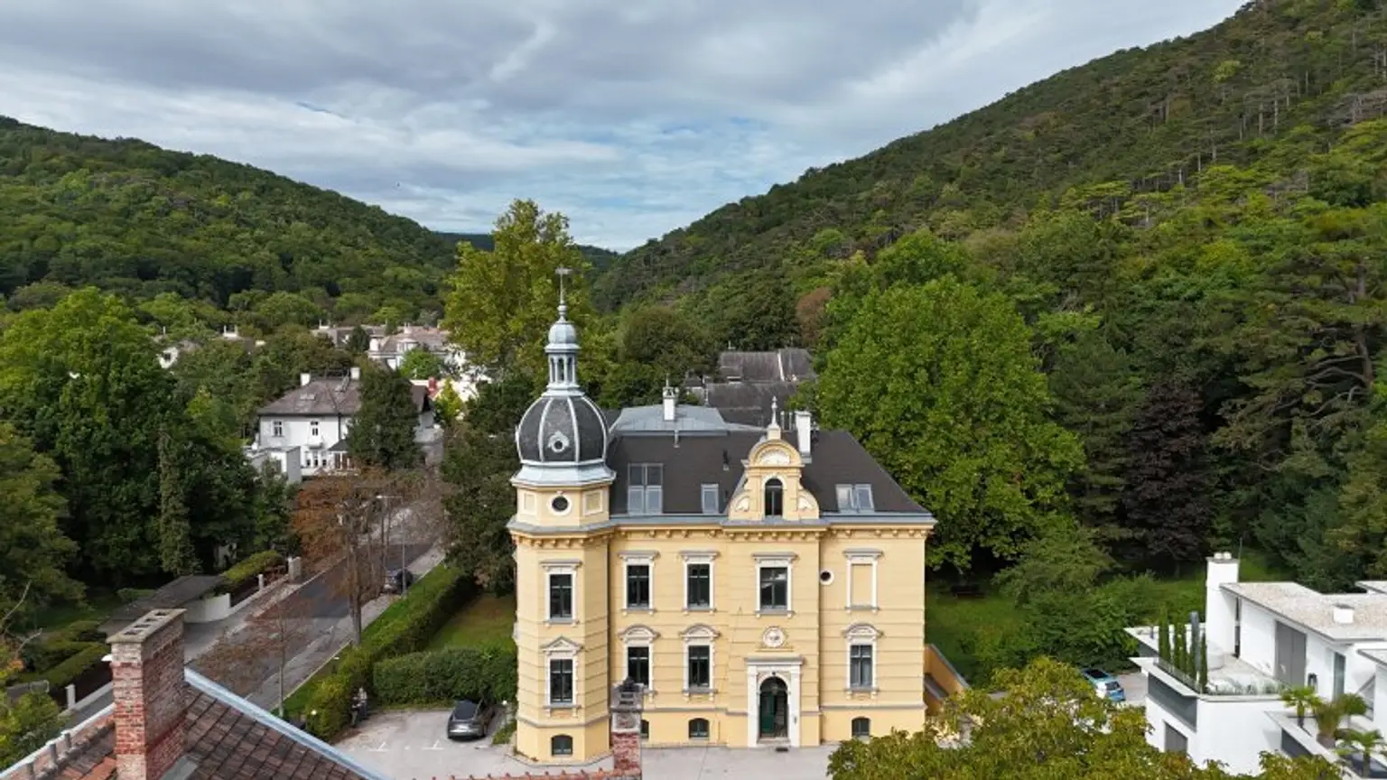Historische charmante Altbau-Villa mit 3 DG-Einheiten inkl. Dachterrassen I 2012 Generalsanierung inkl. Lift I Grünlage