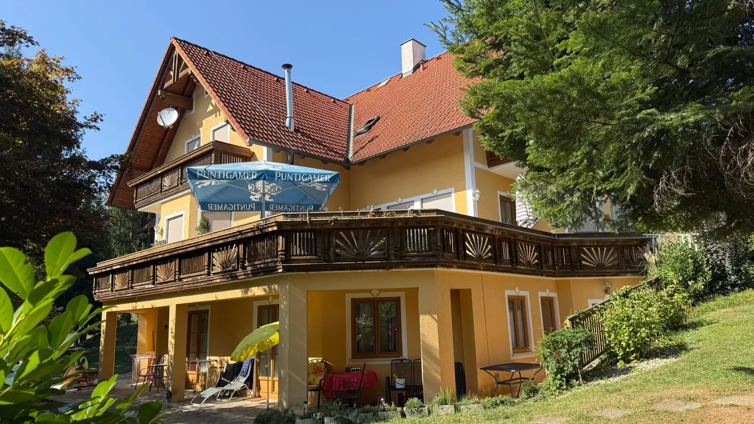 „Wohnen & Wohlfühlen im Hügelland – vielseitige Immobilie mit 8 Gästezimmern & Privatwohnung“