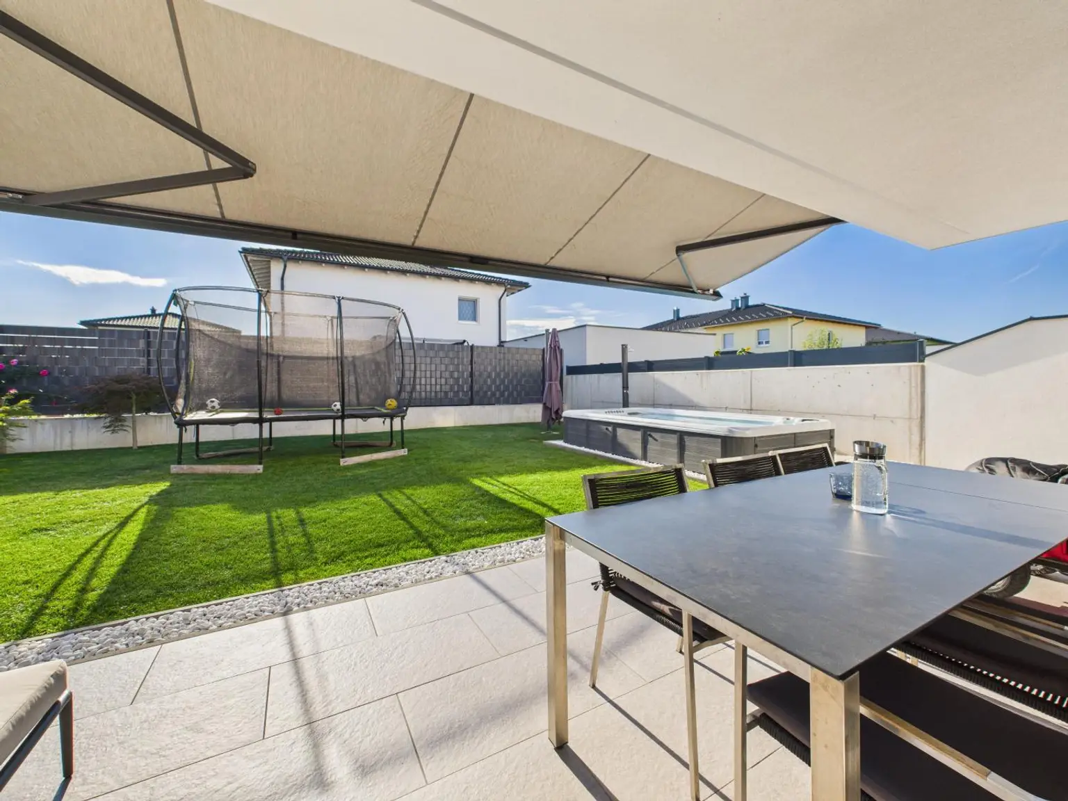 Exklusives Neubauhaus in Marchtrenk – stilvolles Wohnen mit modernster Technik & traumhaftem Garten samt Wellnessbereich