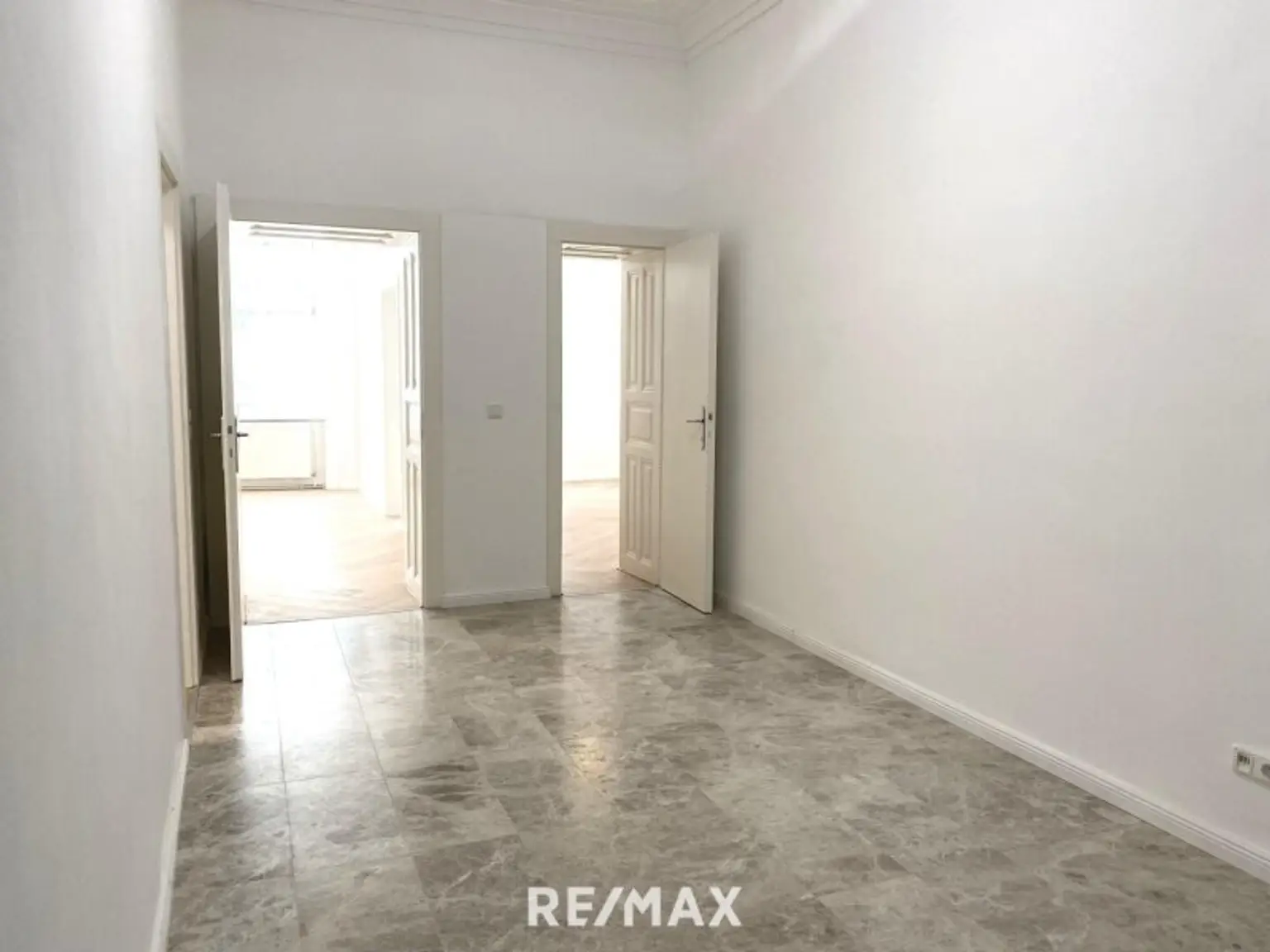 Erstbezug nach Sanierung - Altbau-Flair in AKH/U6-Nähe!