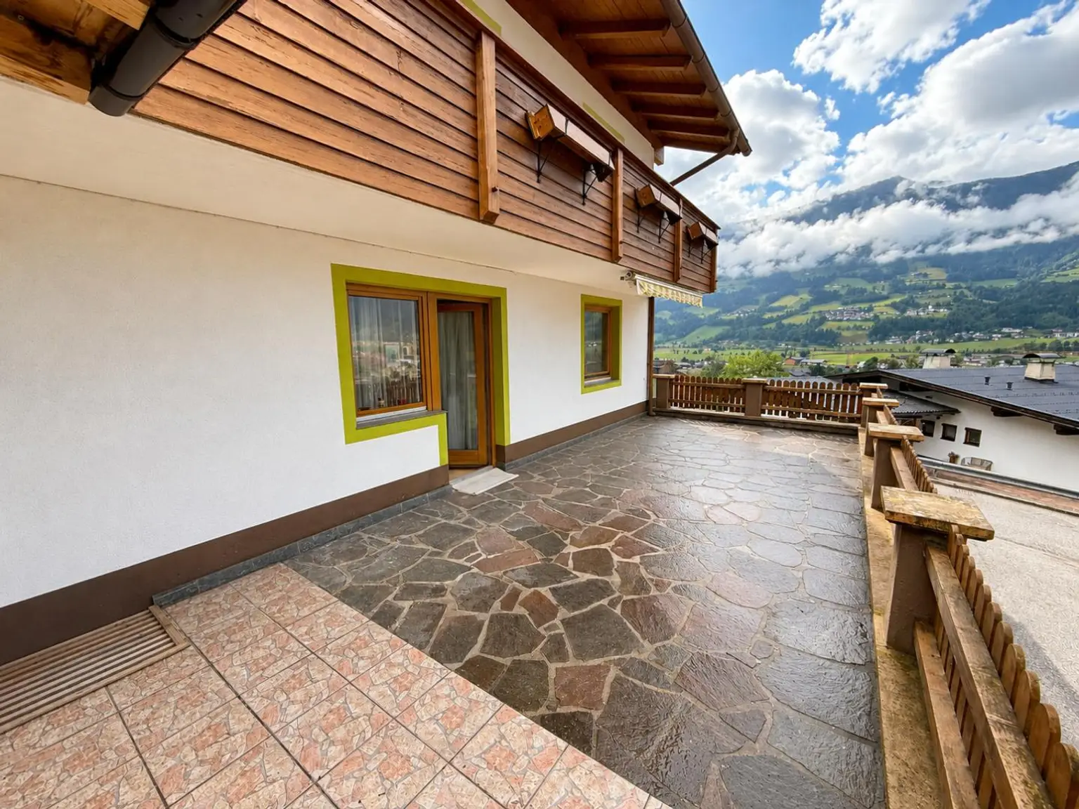 Terrasse Ost-/Südseite Erdgeschoß