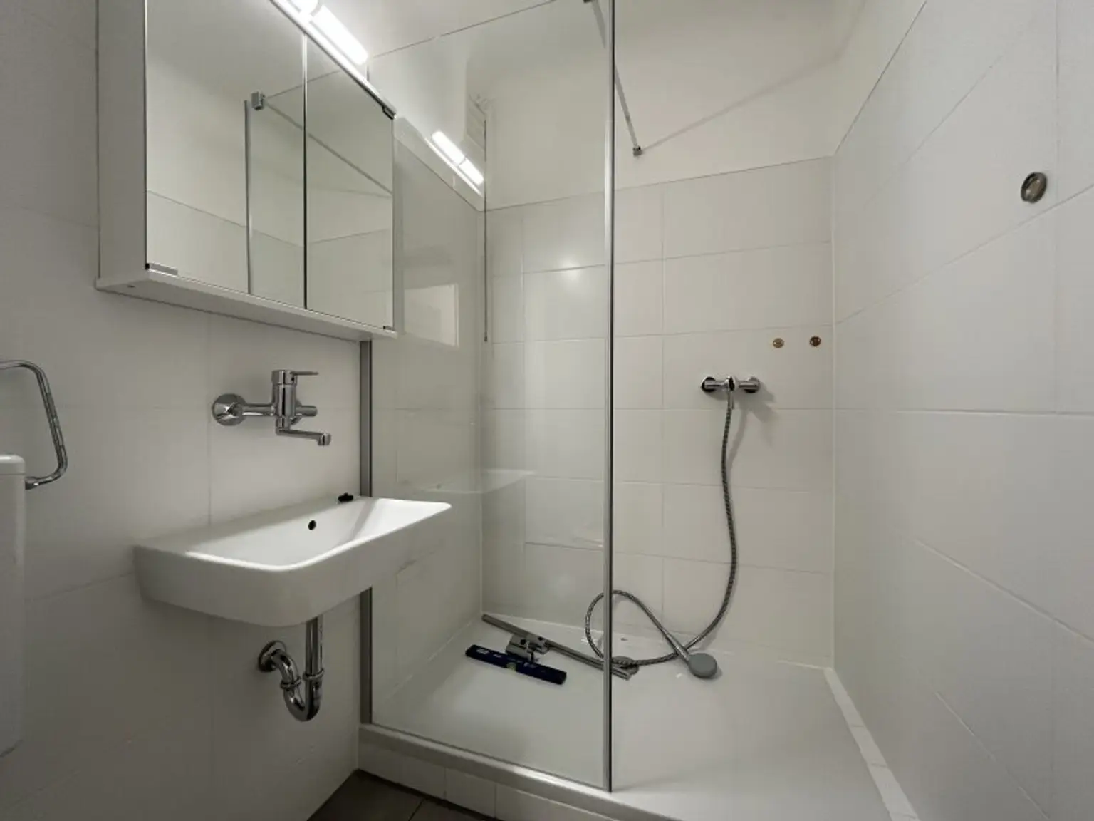 Bad mit Dusche und WC