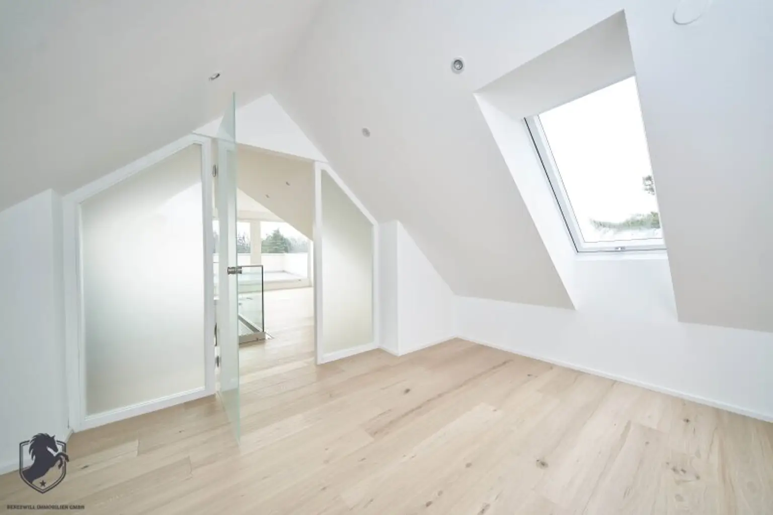 Außergewöhnliche Villa mit drei Wohneinheiten, Gewerbeeinheit & teilbarem Grundstück