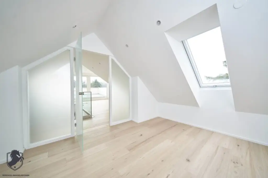 Außergewöhnliche Villa mit drei Wohneinheiten, Gewerbeeinheit & teilbarem Grundstück