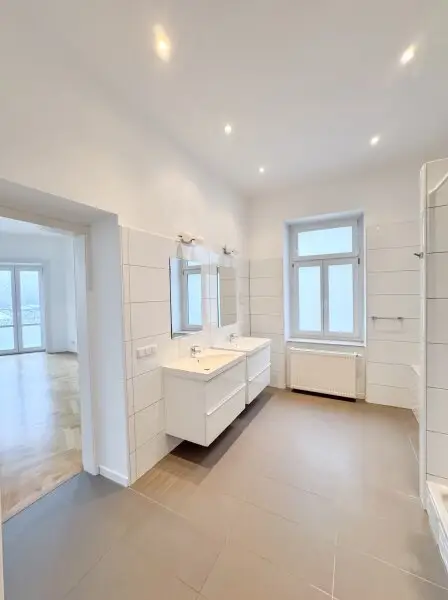 Repräsentatives Altbaubüro mit 2 Balkonen und Blick auf das Stift Klosterneuburg