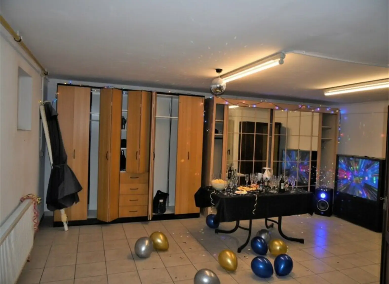 >> MIETHAUS mit 6 ZIMMER, DOPPELGARAGE, KELLER und EIGENGARTEN, am ORTSRAND!