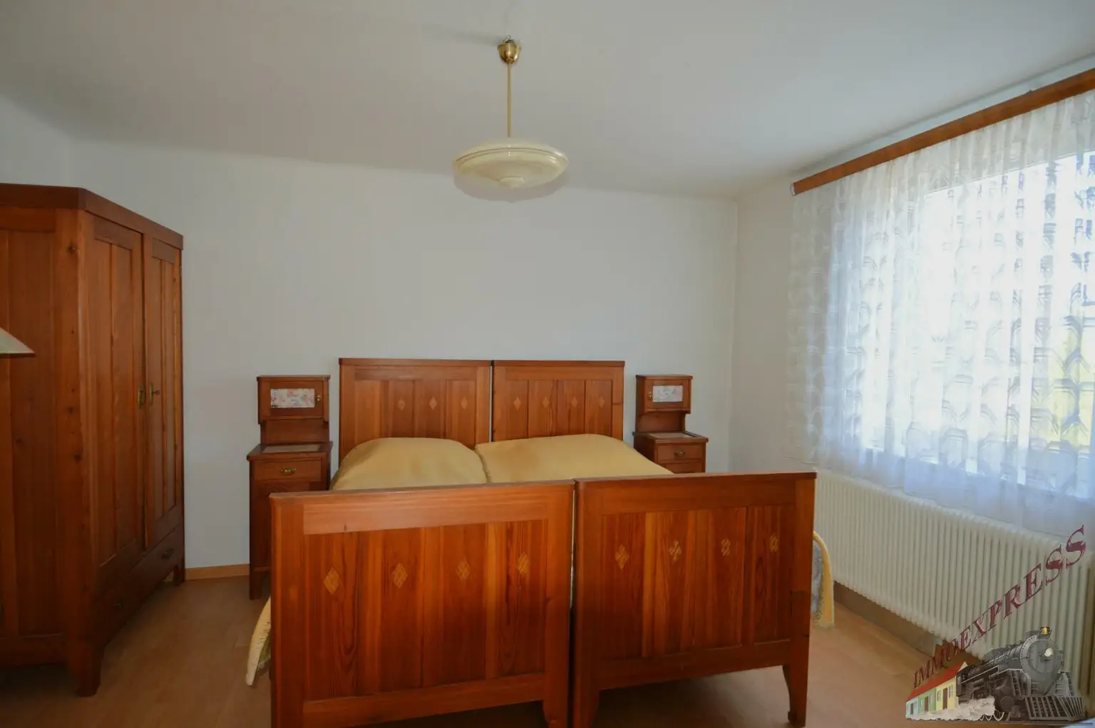 Einfamilienhaus mit Gäste-/Sommerhaus und 2 Garagen - Fernblick
