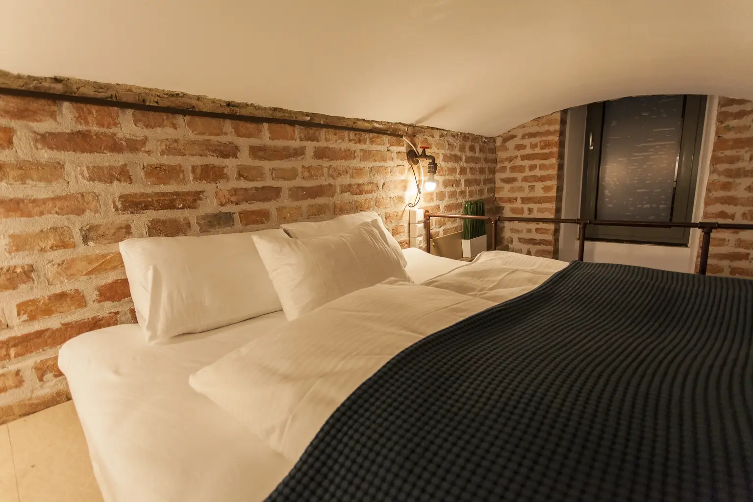 Moderne Souterrain Loft im Altbaustil ~ Kompakt eingerichtet ~ AKH Nähe ~ Gute öffentliche Anbindungen