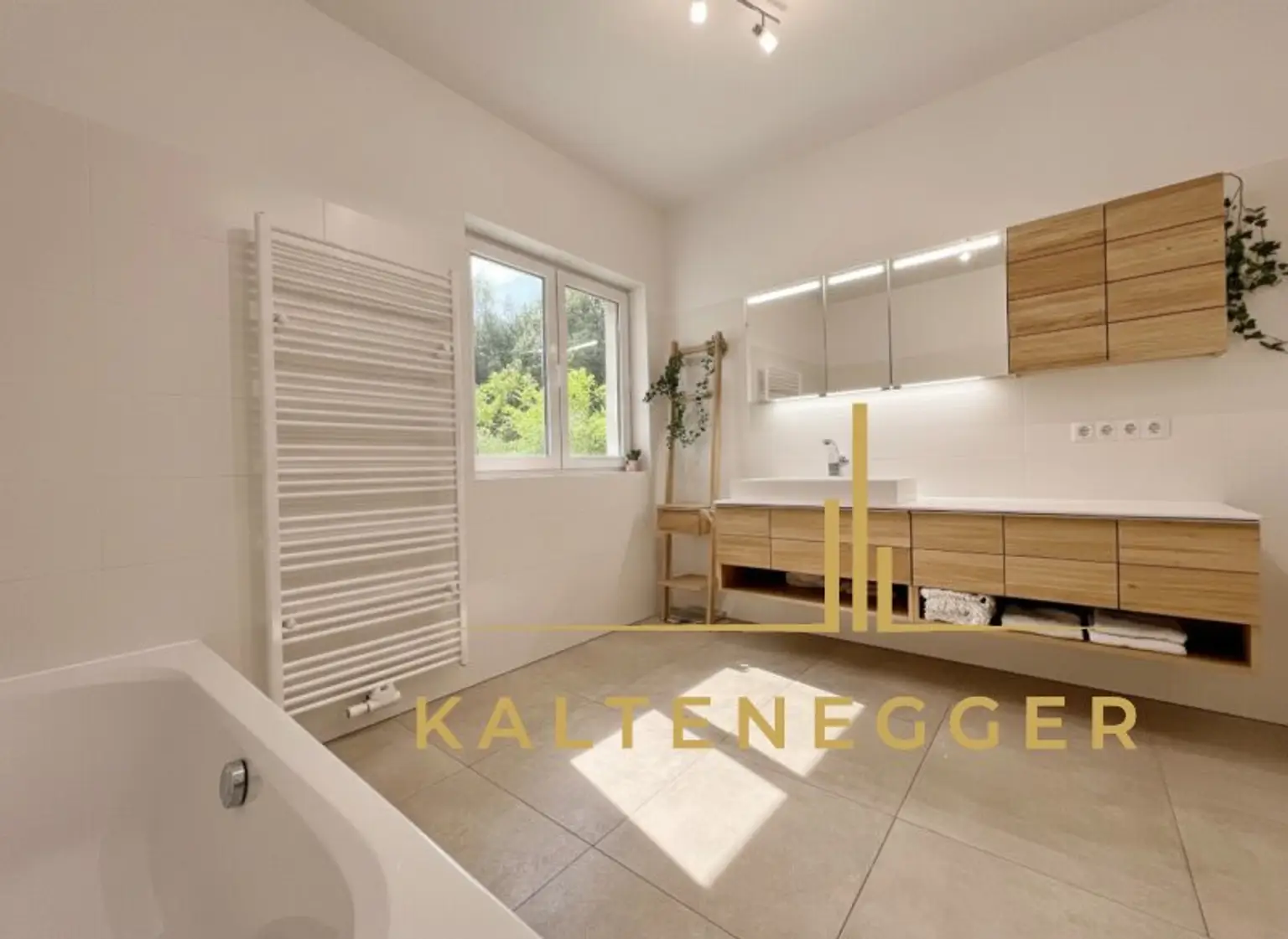 Klosterneuburg: Großzügiges Anwesen mit 2 Wohneinheiten, Indoorpool und 3.606 m² Grundstück