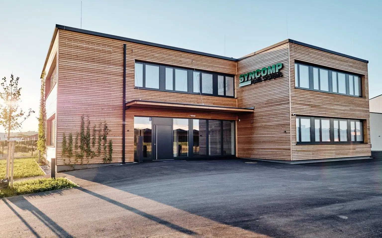 HI TECH BETRIEBSGEBÄUDE