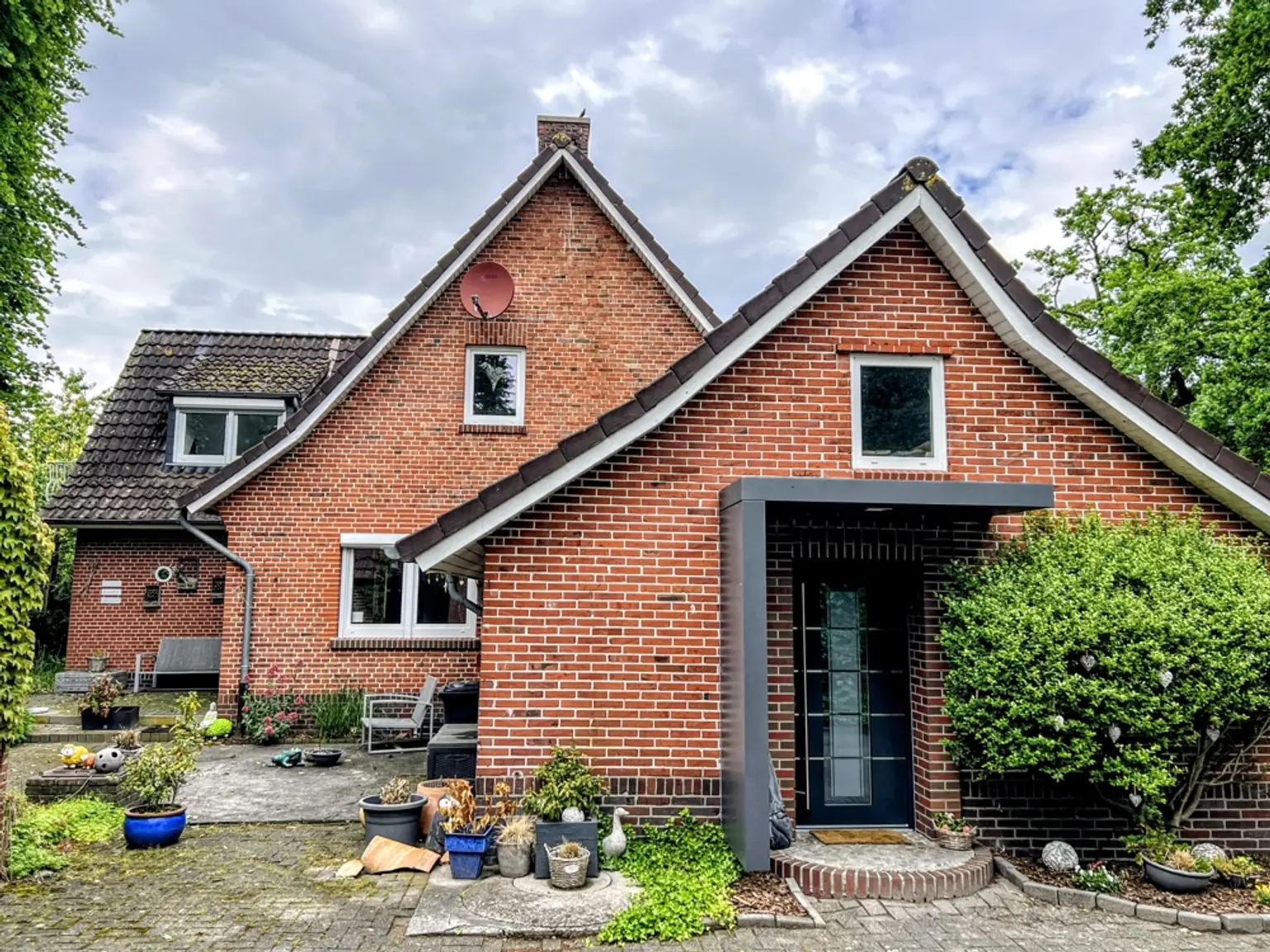 Ein Zuhause, das Raum für alles lässt! Wohnhaus mit angrenzender Halle!