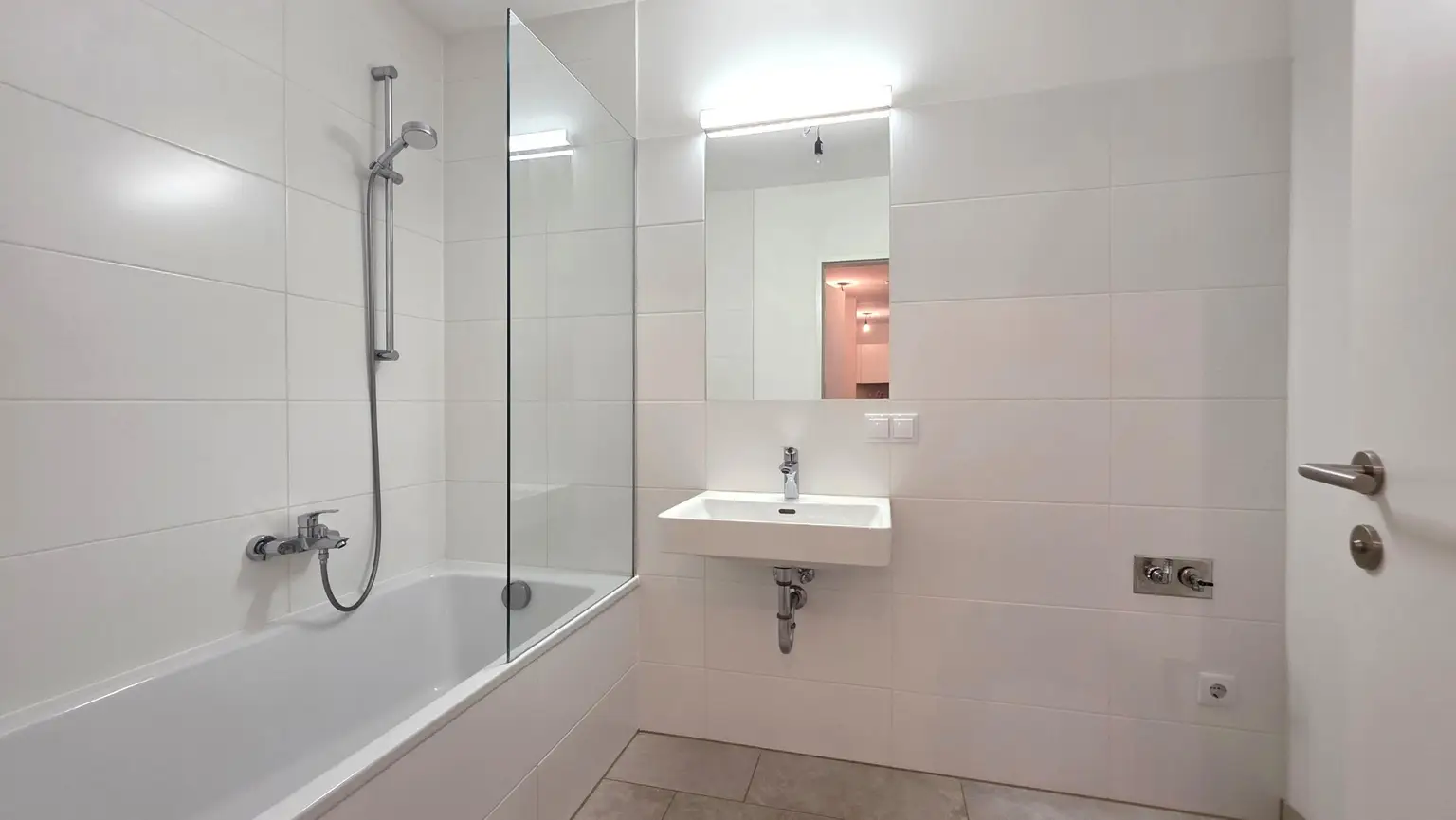Moderne 4-Zimmer DG-Wohnung mit Kühlung und Süd-Terrasse!