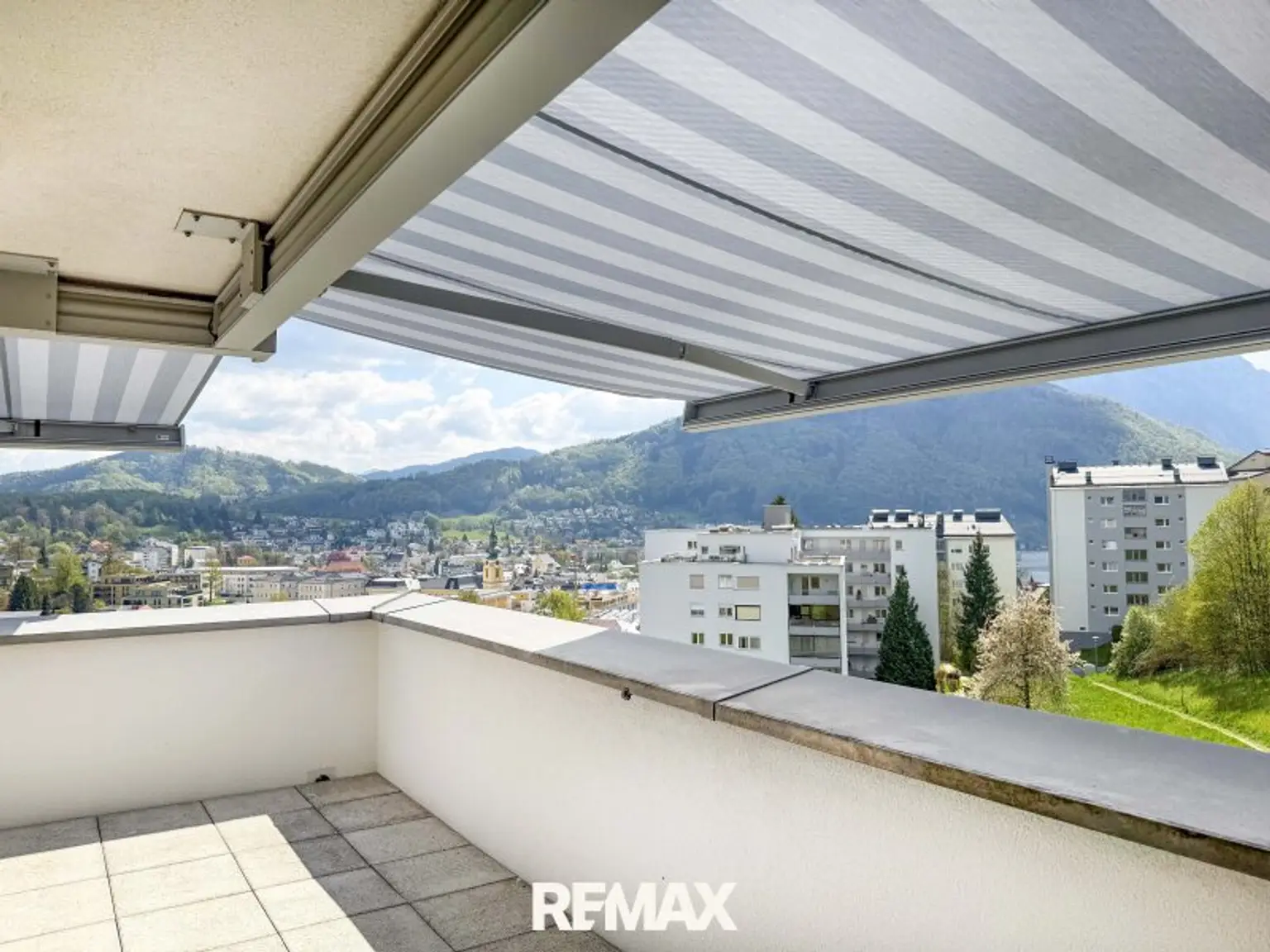 Teil der südseitigen Terrasse