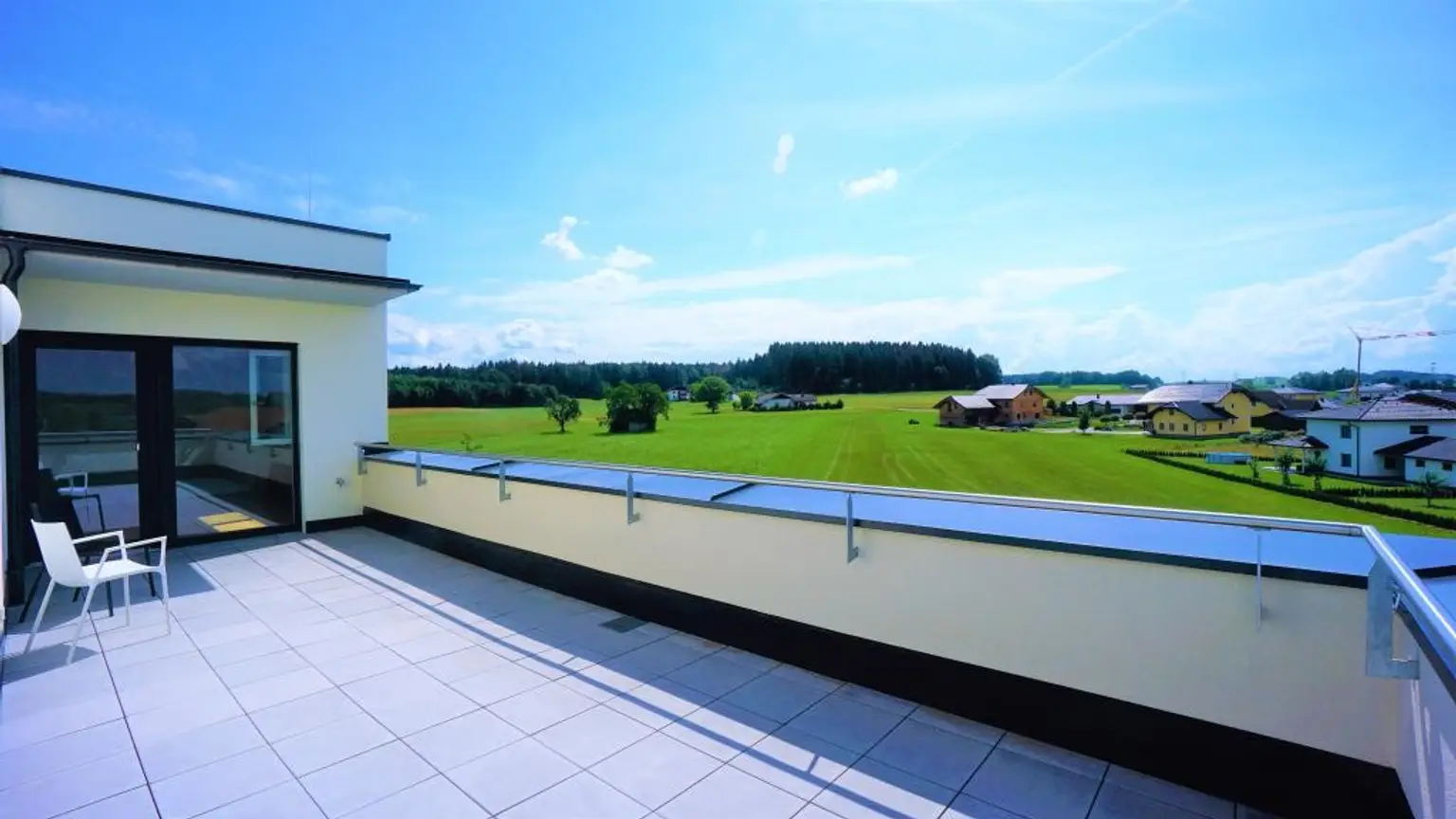 Beeindruckende 3 Zimmerwohnung mit großer Dachterrasse, Carportplatz und Stellplatz