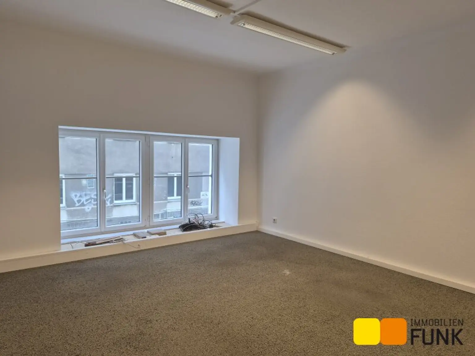 Attraktives Büro mit eigener Garage und zusätzlicher Lagerfläche