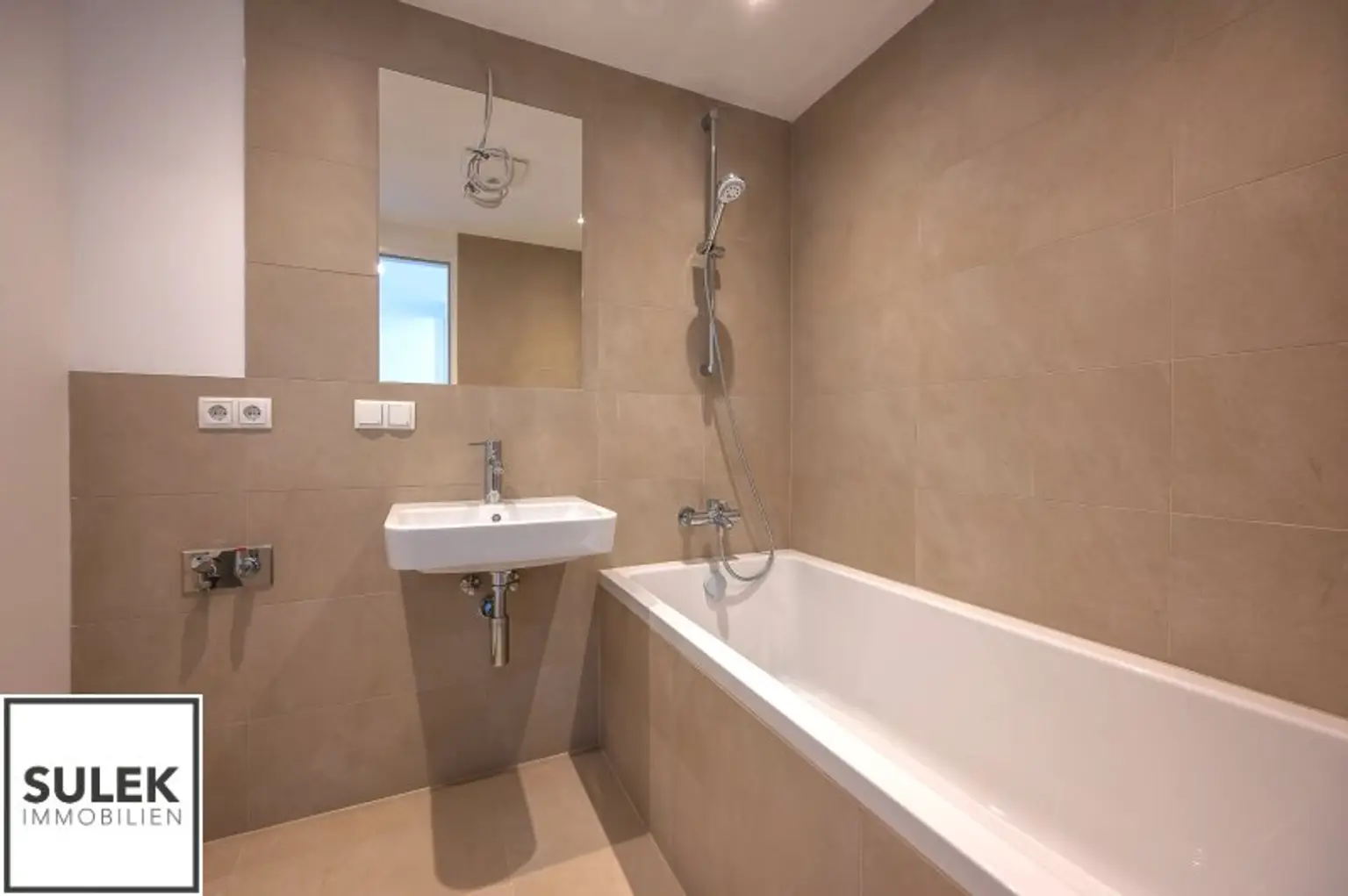 Erstbezug! Perfekt geschnittene 2 Zimmer Wohnung mit Balkon & top Anbindung (U4, U6, uvm.)
