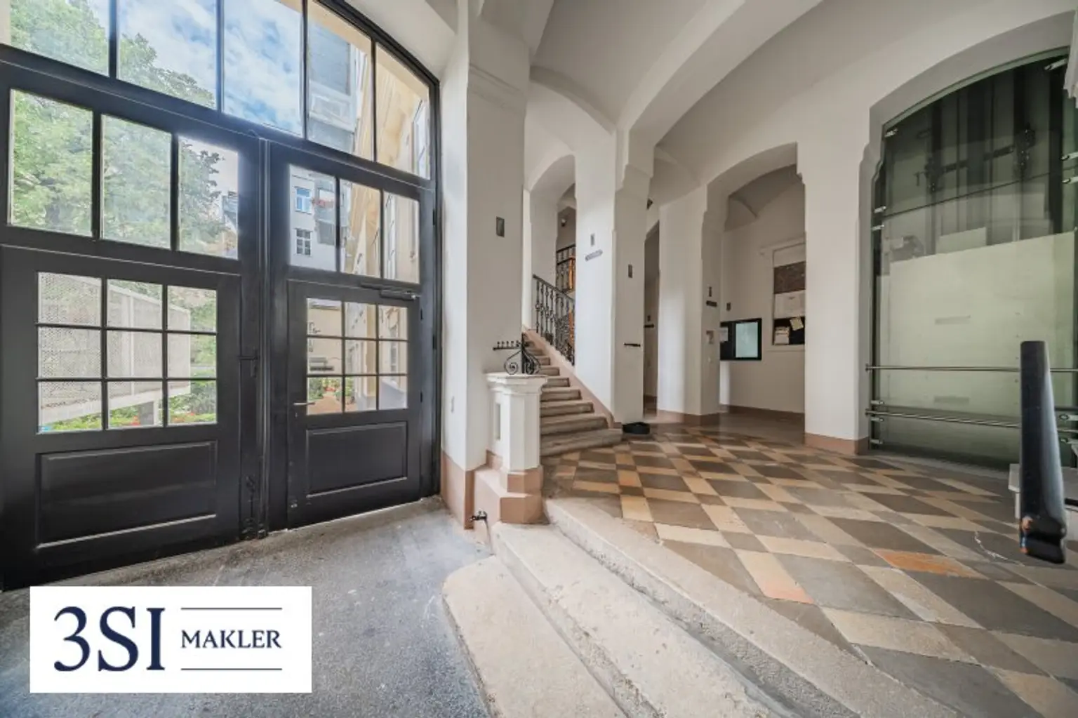Wohnen beim Schloss Belvedere: Altbauwohnung mit südwestlichem Balkon
