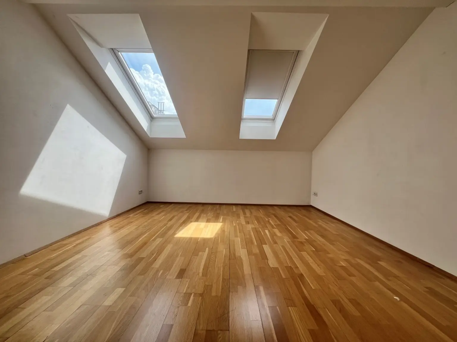 9 | WG ZIMMER - für Studenten in schöner DG-Wohnung | Prima Service Immobilien