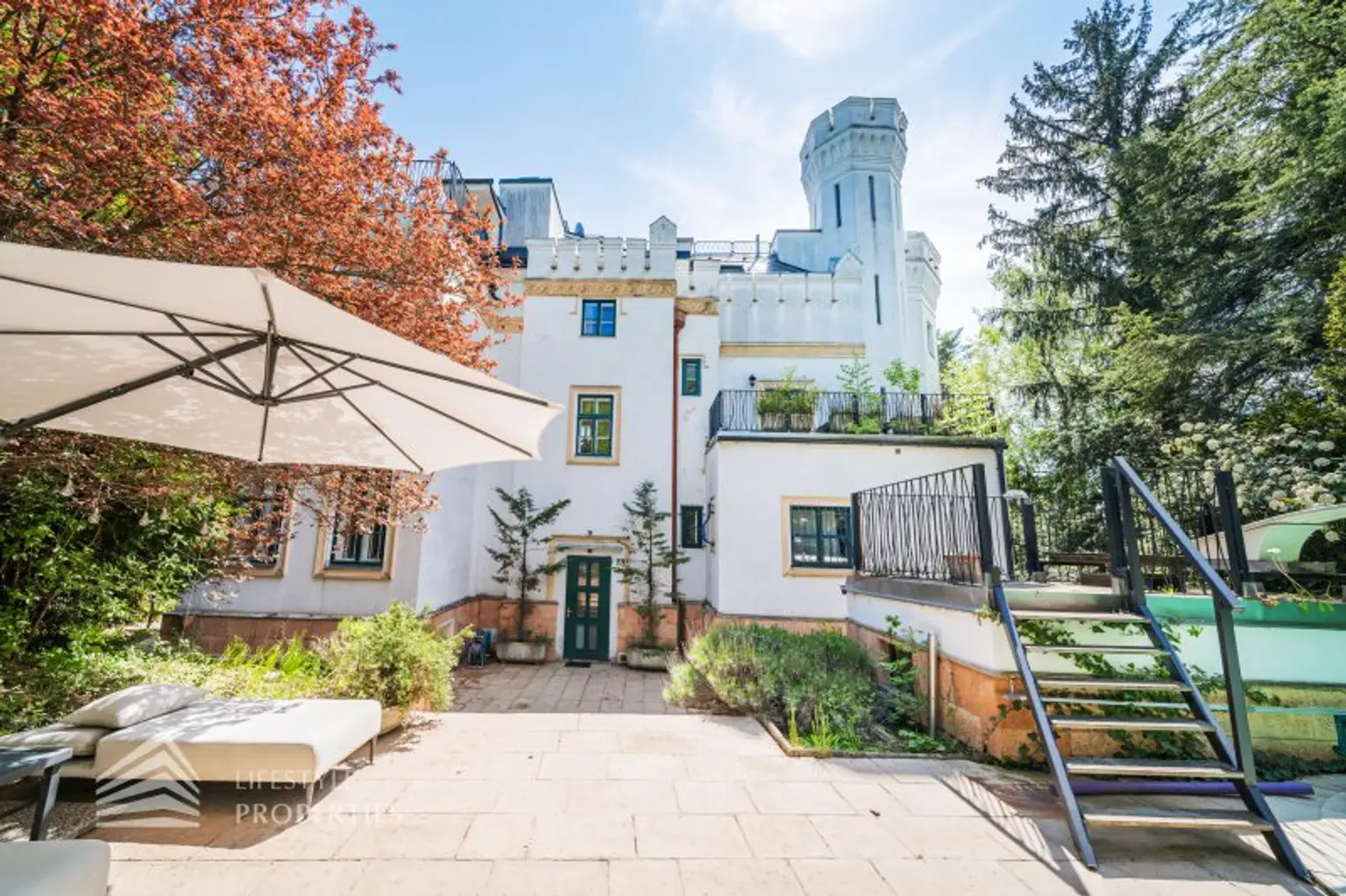 Luxuriöser 14- Zimmer Wohntraum mit Dachterrasse und Pool, Nähe Wilhelminenschloss