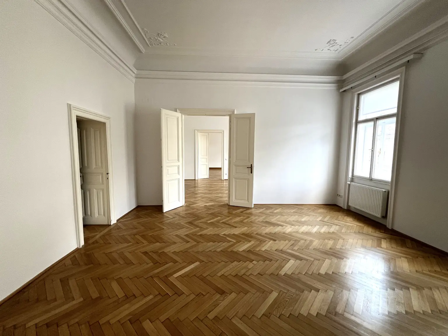 Stilvolle 6-Zimmer Wohnung im repräsentativen Haus