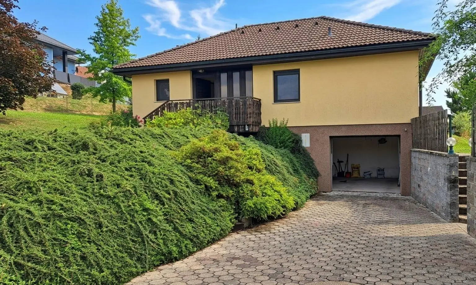 Eingangsbereich und Zufahrt zur Garage