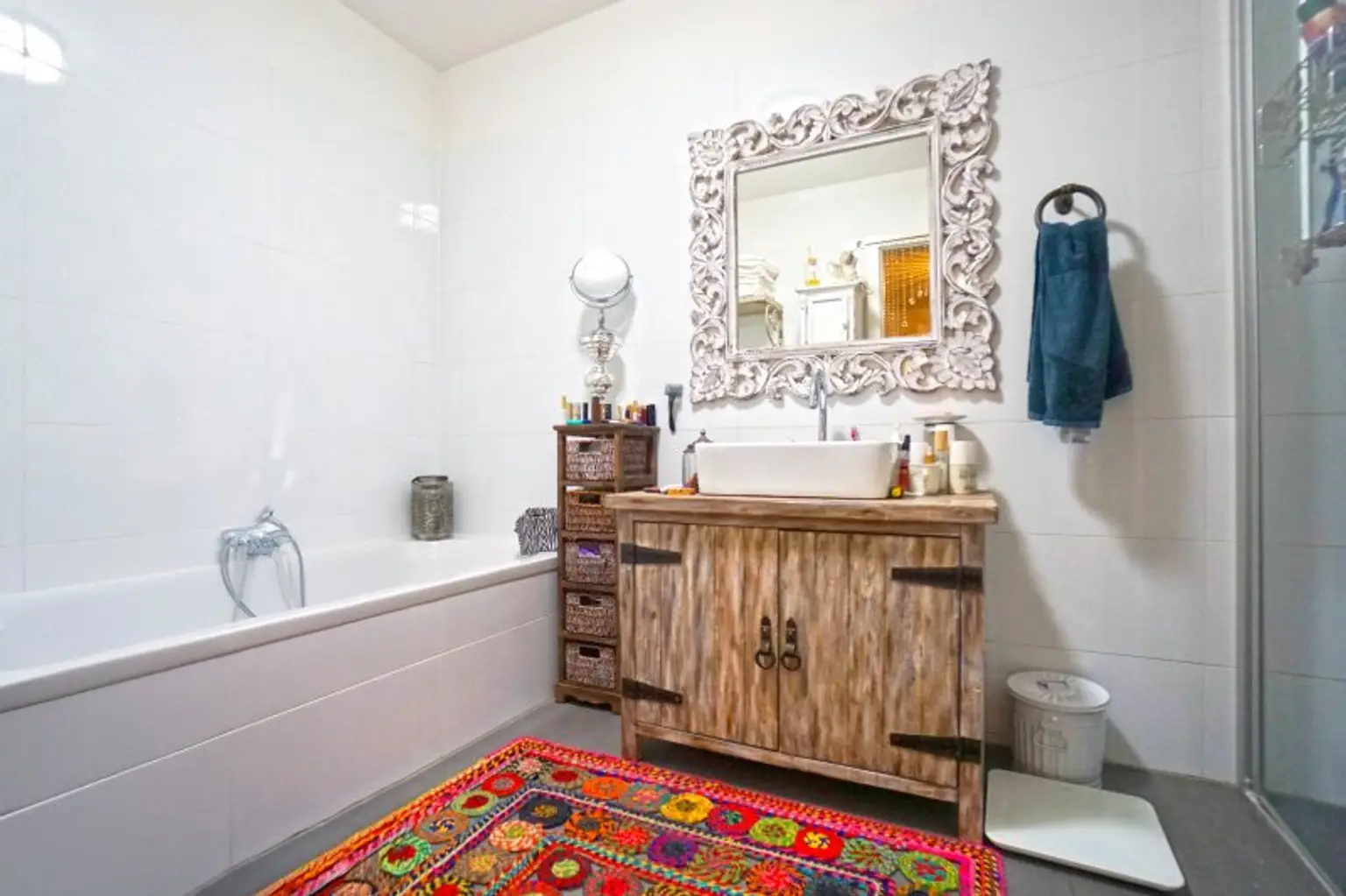 Badezimmer mit Wanne und Dusche