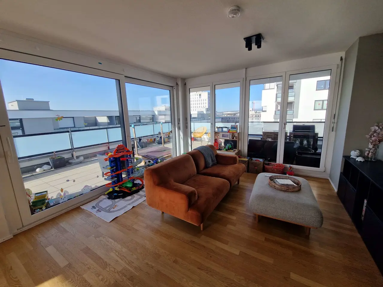 Gehobene Penthouse-Wohnung mit 3,5-Zimmern und 2 TG-Plätzen in Böblingen am beliebten Flugfeld - Photo 2