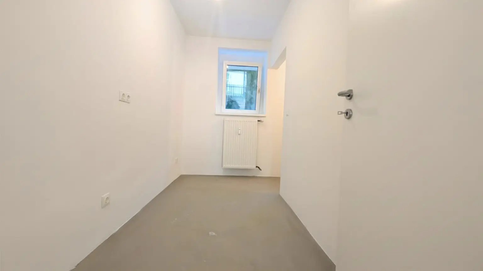 Ruhiges, zentrales Portallokal mit Gassenzugang – ideal für Coaching, Studio, Abholpunkt