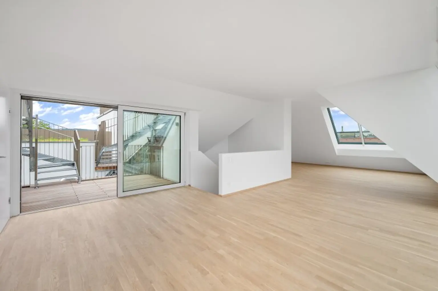 4-Zimmer-Dachgeschosswohnung (Massivbauweise) mit Terrasse und Dachterrasse in generalsaniertem Altbau