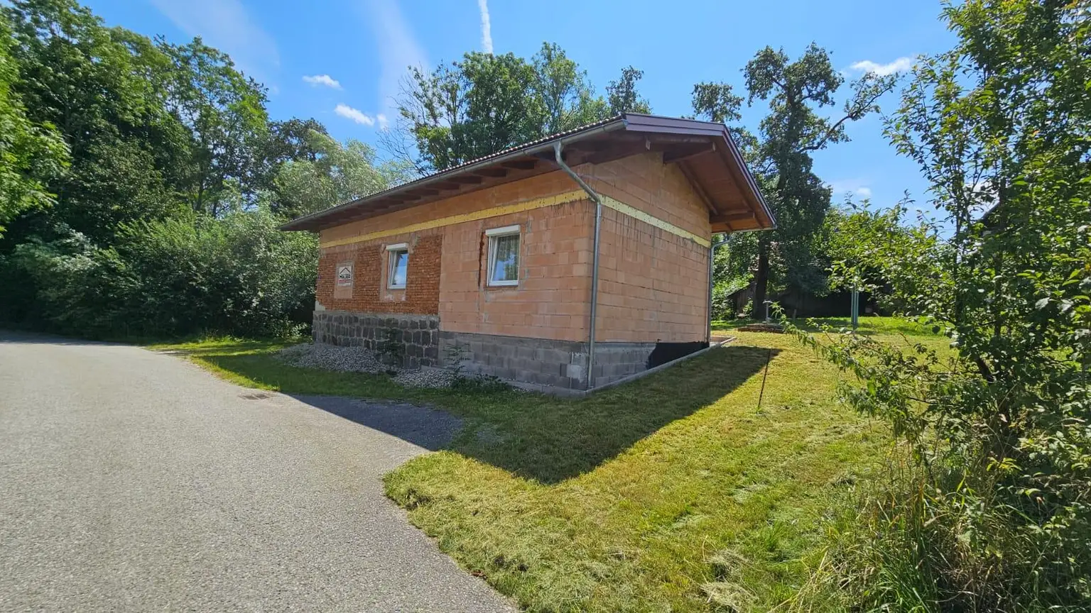 Innviertel-Highlight! Schöner neuwertiger Bungalow mit gr. Garage und schönem Garten in Eggerding nahe Andorf und Schärding zu verkaufen!