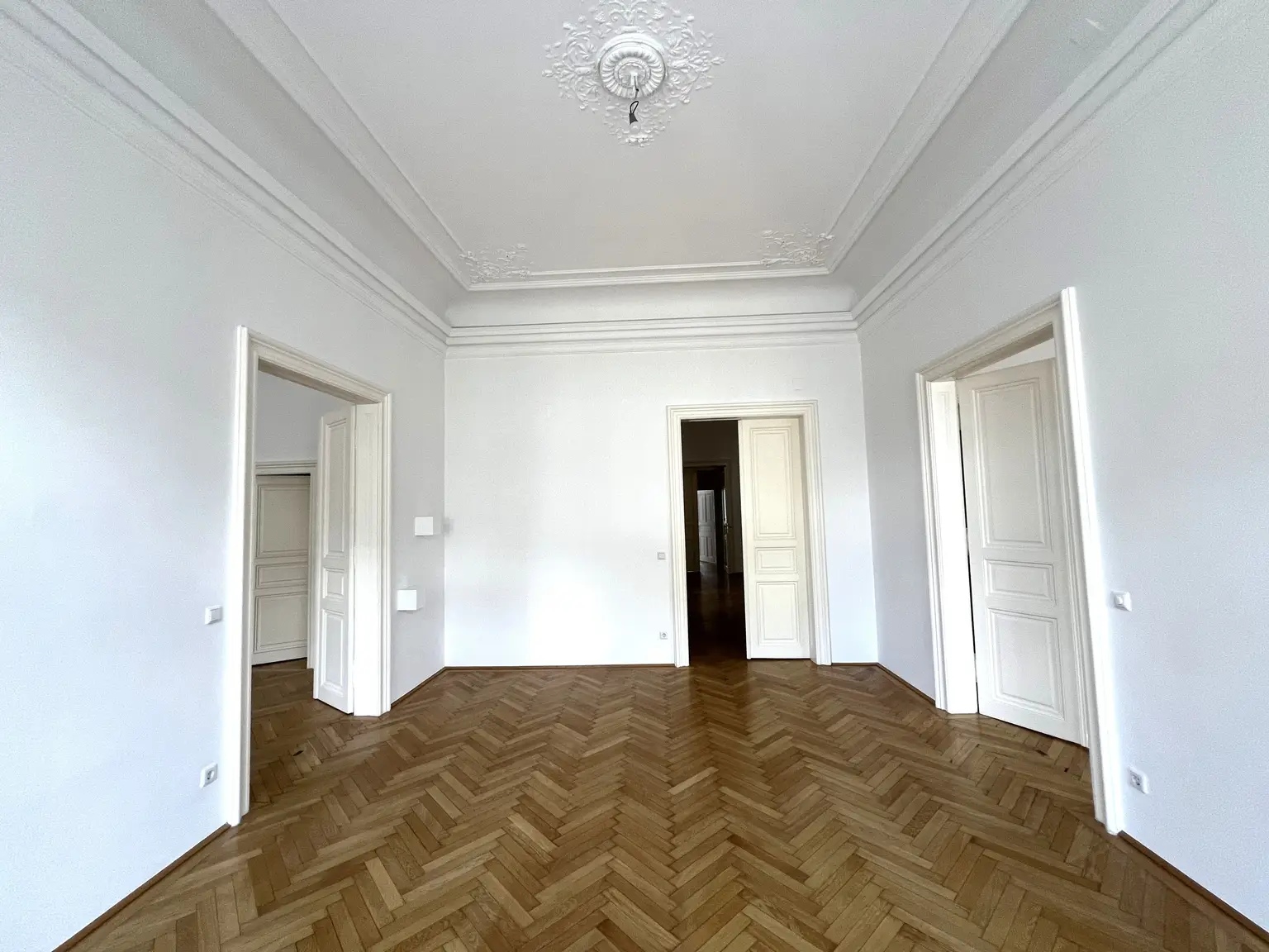 Stilvolle 6-Zimmer Wohnung im repräsentativen Haus