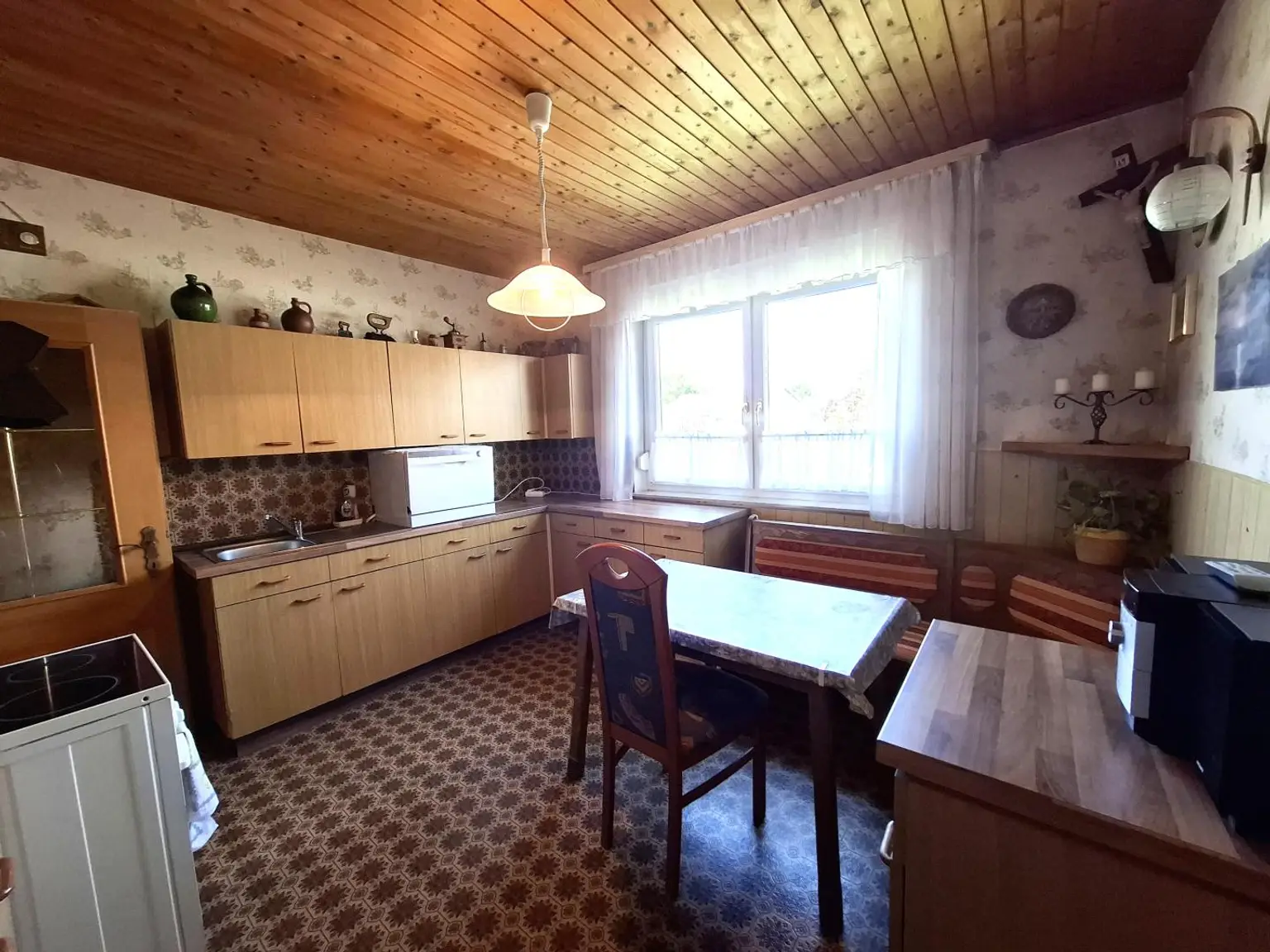 Einfamilienhaus mit Keller, Loggia, Garage und Garten, nur 300 Meter zum Neufelder See