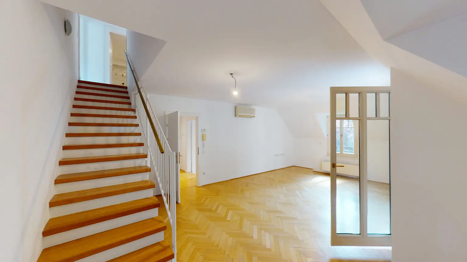 Elegante Dachgeschosswohnung mit Gartenblick, Terrassen und Garage