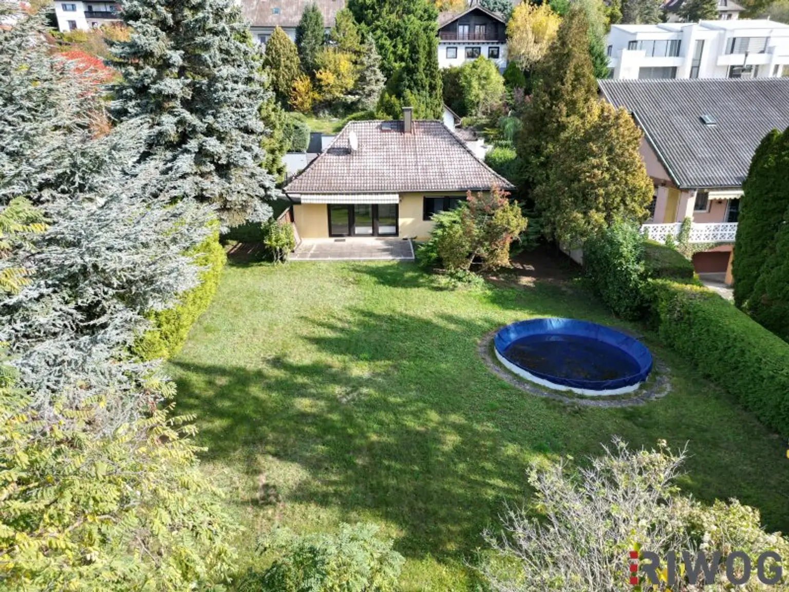 Sonniger Bungalow mit südseitigem Garten inkl. Fernsicht & Pool | neue Einbauküche | Klima | voll unterkellert