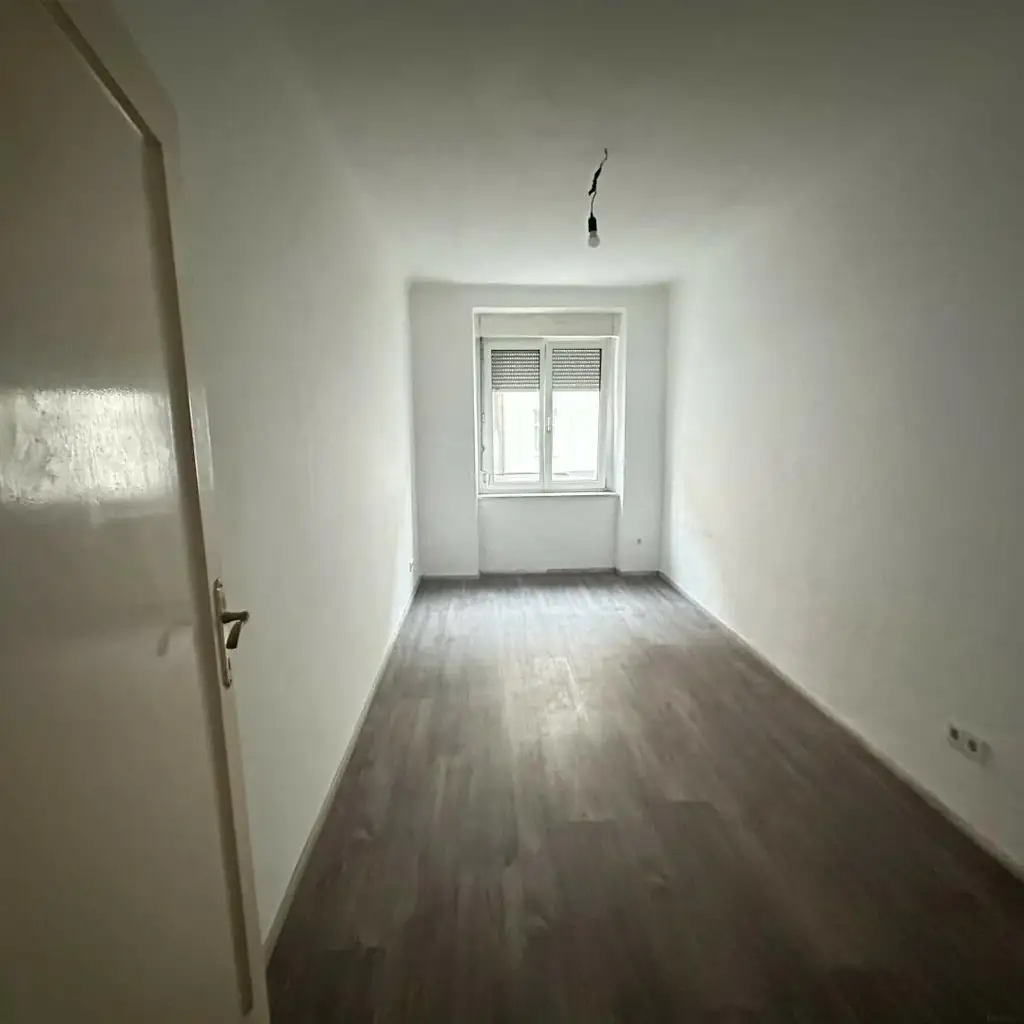 Sanierungsbedürftige 4 Zimmer Wohnung mit Potential