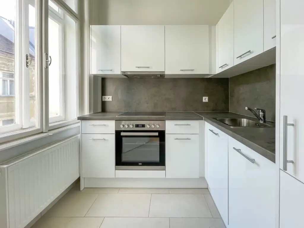 KOMPLETT HOFSEITIG: helle Stilaltbauwohnung mit separater Küche