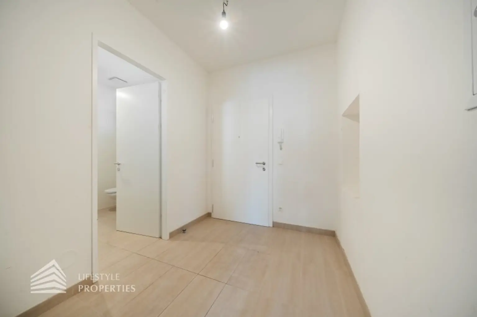 Lichtdurchflutete 2-Zimmer Wohnung, Nähe Steiner Tor