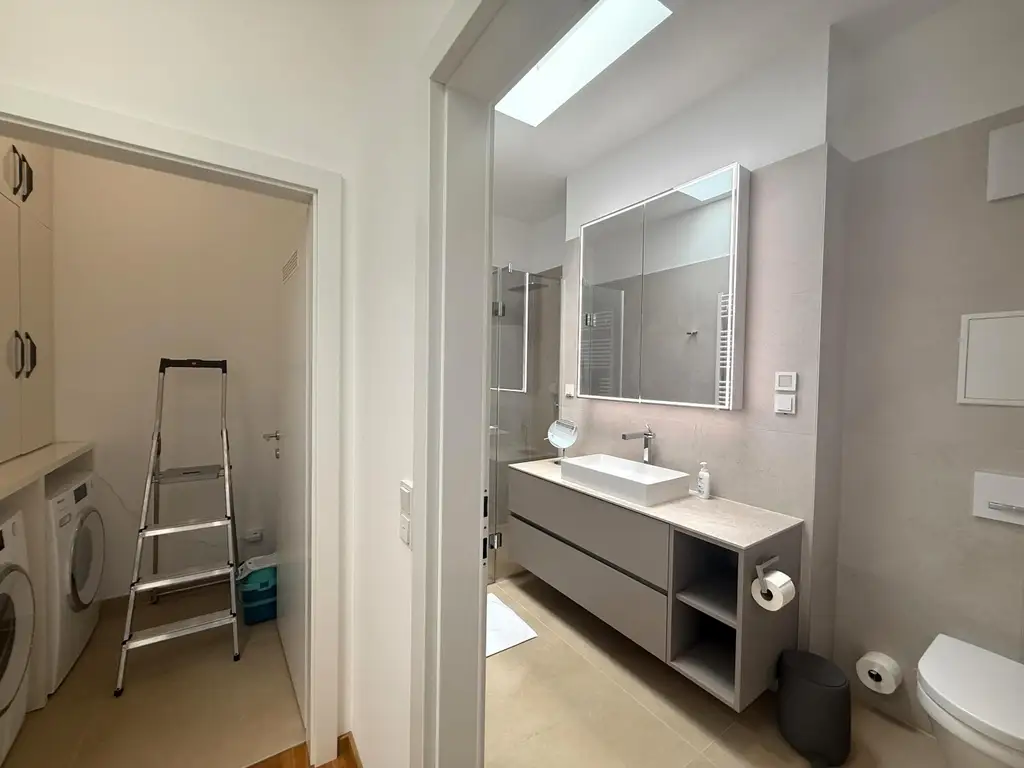 Luxus Penthouse mit Outdoor-Jacuzzi wird komplett möbliert vermietet // Luxury penthouse with outdoor Jacuzzi available for rent, fully furnished //