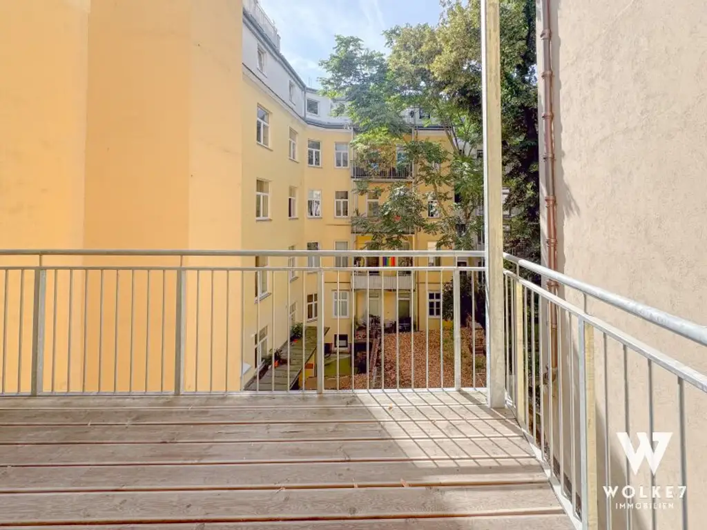 Lichtdurchflutete 2-Zimmer-Altbauwohnung mit Balkon ins Grüne – Innenhof-Ruhelage | U3 Johnstraße | Lift vorhanden
