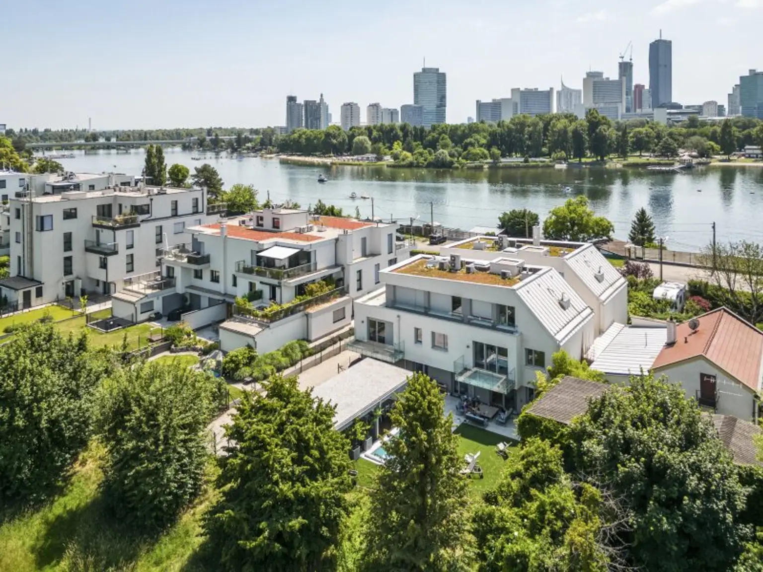Rarität und Wohntraum! Dachgeschosswohnung mit südwestseitiger Terrasse an der oberen Alten Donau auf Eigengrund! Garagenplatz inkludiert
