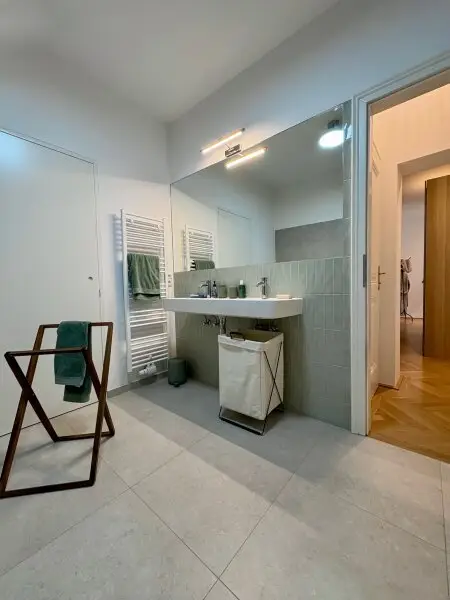 TRAUMHAFTE KLIMATISIERTE ALTBAUWOHNUNG MIT 2 BÄDERN UND BALKON - MÖBEL OPTIONAL