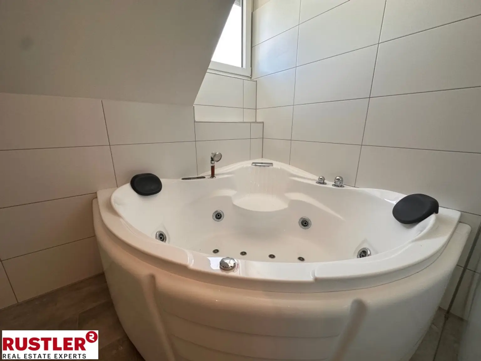 Außergewöhnliche 3-Zimmer Maisonette-Wohnung in Ruhelage