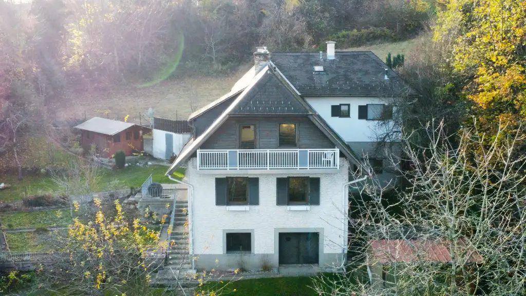 Haus mit zwei Wohneinheiten und Gartenidylle