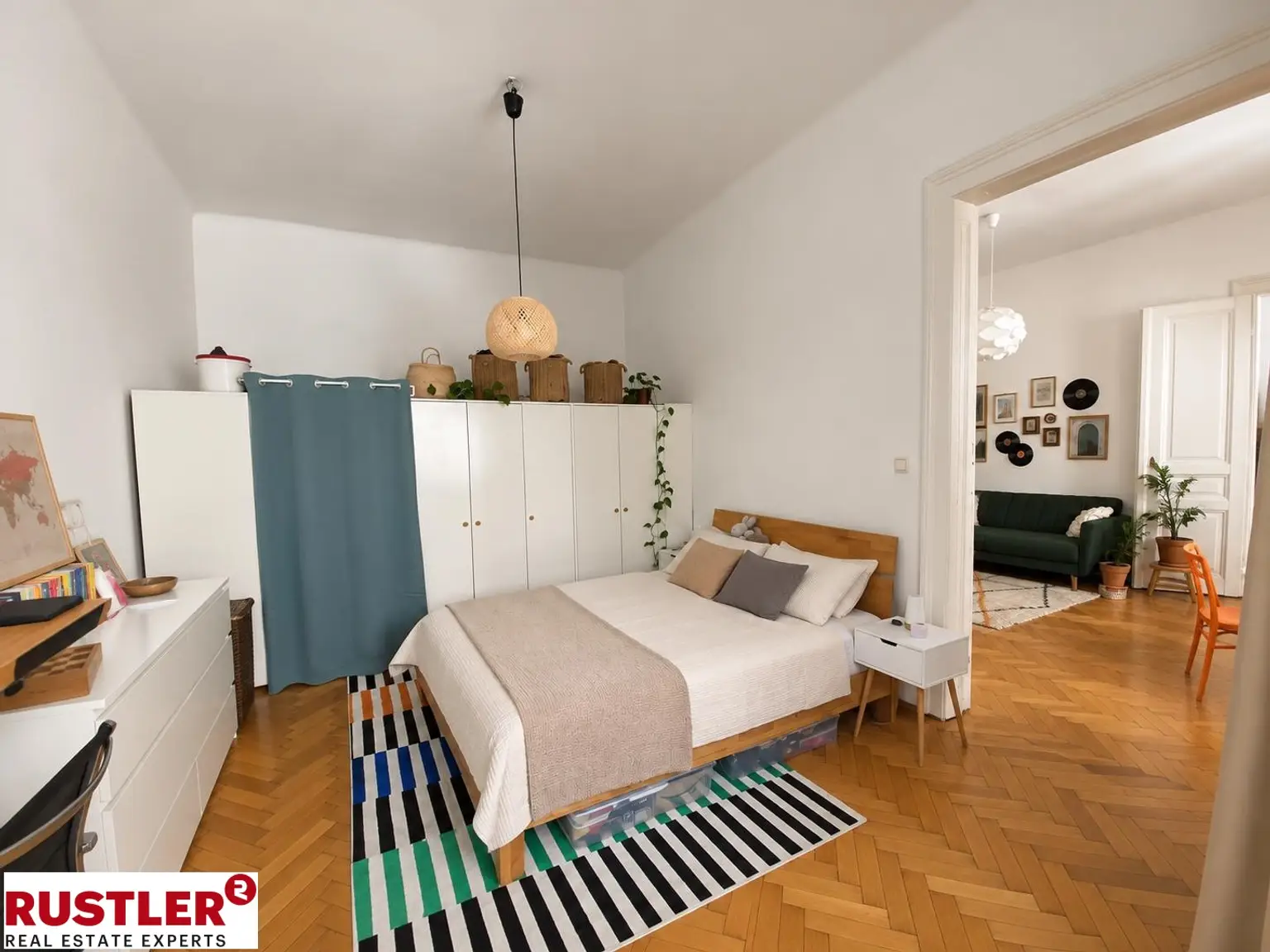 Schlafzimmer aufgerä