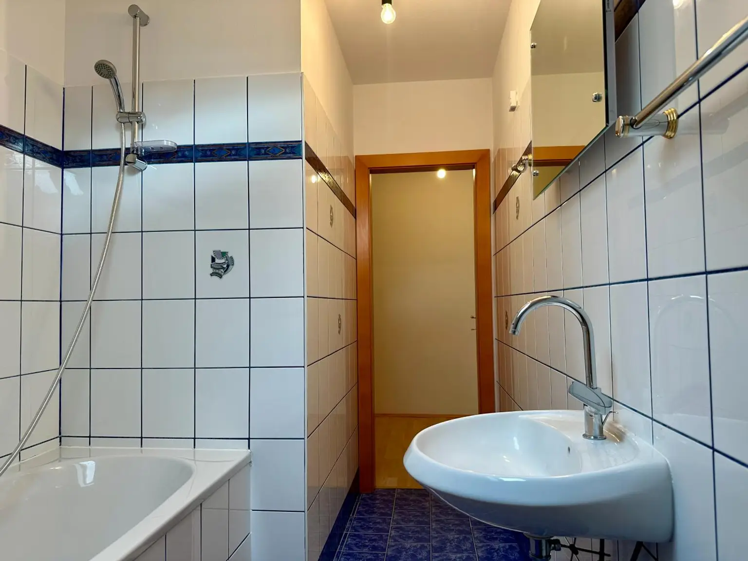 Bad mit Badewanne