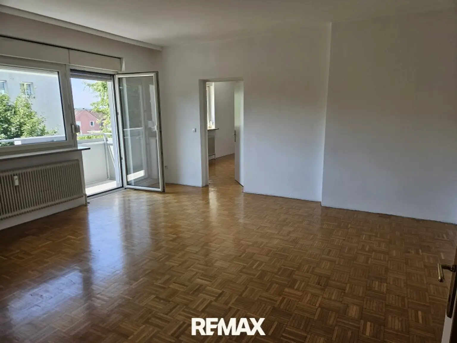 Wohnzimmer mit Zugang Balkon